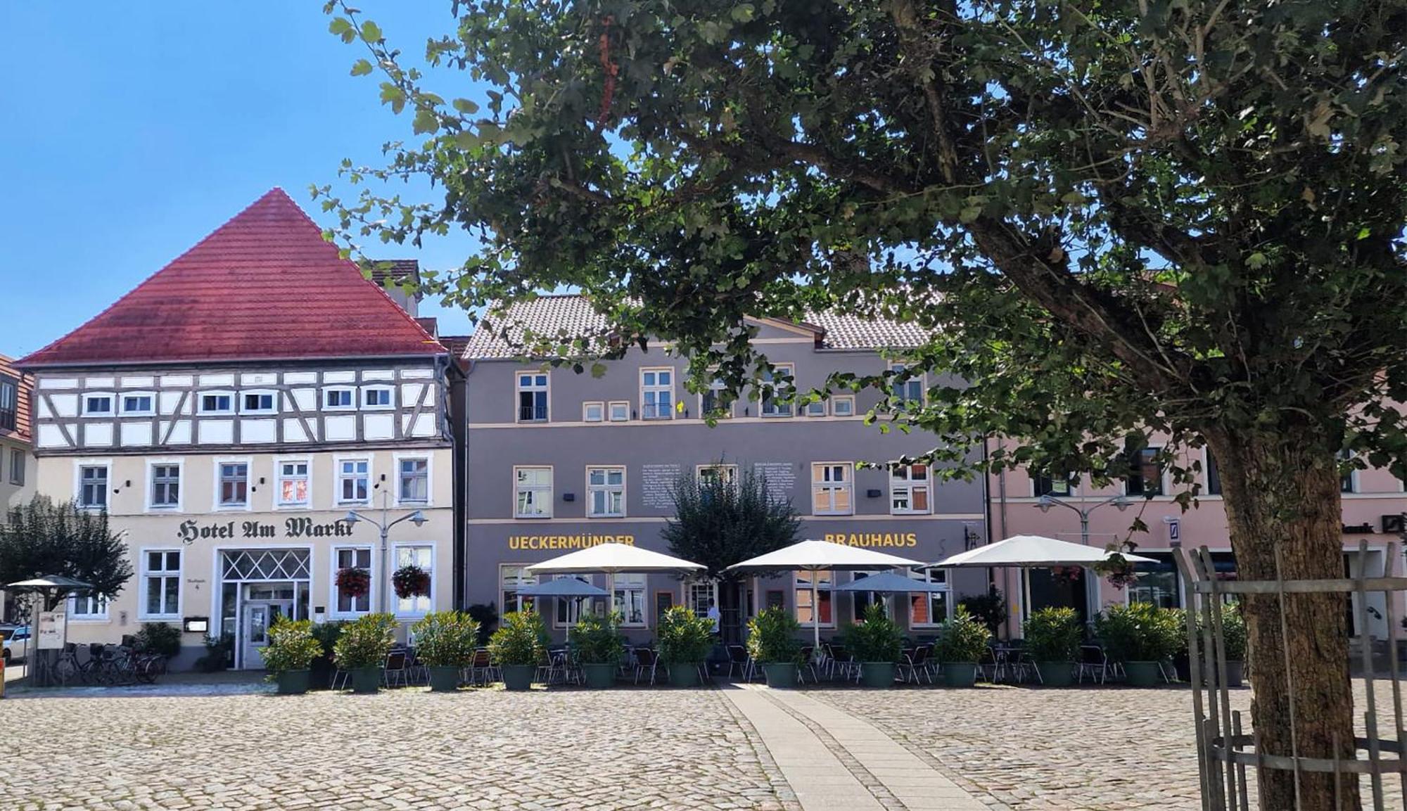 Hotel Am Markt & Brauhaus Stadtkrug อึคเคอร์มึนเดอ ภายนอก รูปภาพ